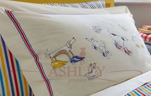 Dogs-in-Clogs Pillow Close-Up Ткани Sanderson Дизайн детской с Sanderson Постельное белье Англия
